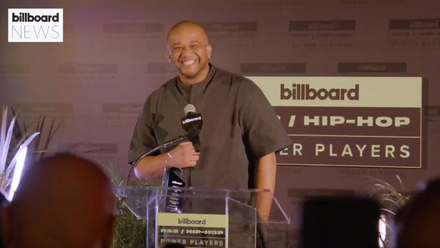 Tim Hinshaw Accepts Executive of the Year Award From SZA At R&B & Hip-Hop Power Players 2022 | Billboard News