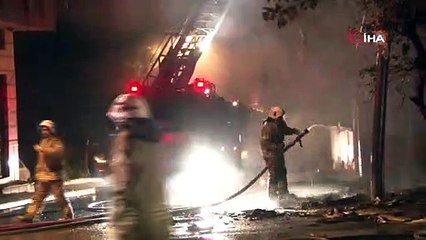 Sultanbeyli’de bir binanın çatısında çıkan ve 2 binaya daha sıçrayan yangın söndürüldü