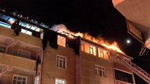 Sultanbeyli'de 3 bina alev alev yandı