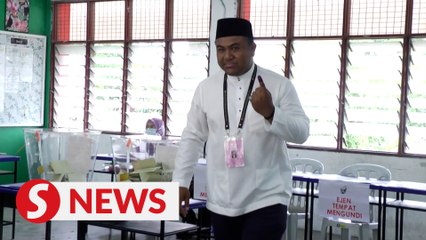 GE15: Local Sungai Buloh boy Mohd  Akmal votes at SMK Bandar Baru