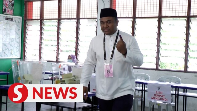 GE15: Local Sungai Buloh boy Mohd Akmal votes at SMK Bandar Baru