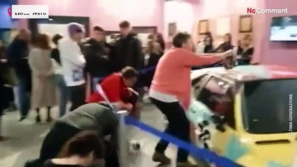 شاهد: نشطاء بيئيون يرشون الطحين على سيارة لونها أندي وارهول أحد أشهر فناني أمريكا