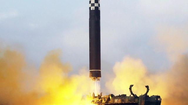 김정은, 화성-17형 발사 현지 지도... 핵에는 핵으로 대응 / YTN