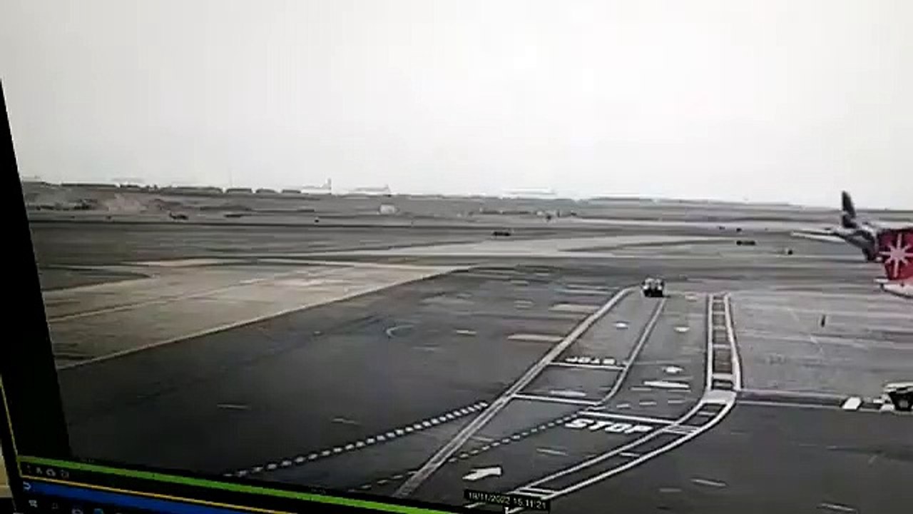 لحظة اصطدام طائرة أثناء إقلاعها في بيرو بشاحنة إطفاء في فيديو صادم