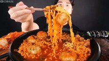 Makanan pedas Korea mukbang