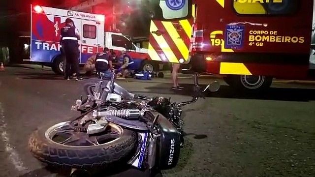 Acidente entre carro e moto deixa casal ferido na Rua Minas Gerais