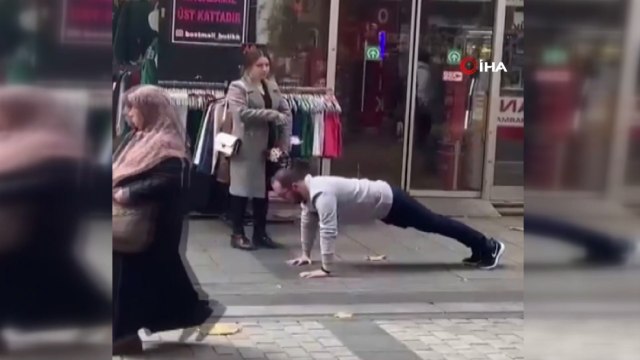 Çarşı ortasında şınav çektirdi!