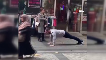 Çarşı ortasında şınav çektirdi!