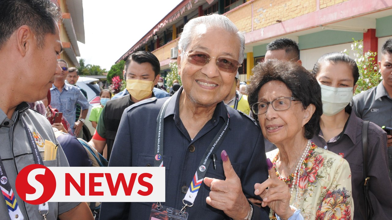 GE15: Dr M, Dr Siti Hasmah cast their votes in Alor Setar