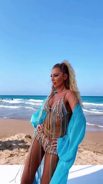 Petek Dinçöz'ün dönüşü efsane oldu; kumsalda büyüleyen dans şovu