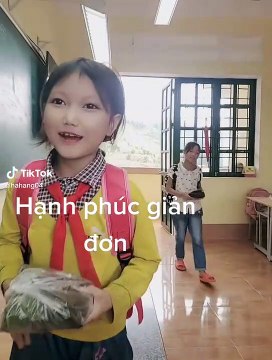 Trẻ em vùng cao mang gói xôi đi tặng cô giáo nhân ngày 20/11