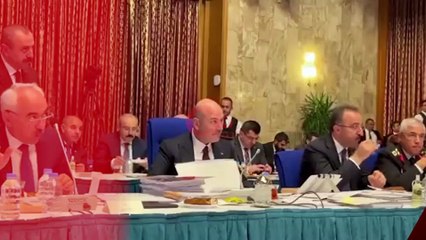 Soylu HDP'lilerle tartıştı, yardımcısı simide peynir sürüp yedi