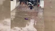 İzmir'de metrekareye 15 kilogram yağış düştü: Vatandaş ayakta durmakta böyle güçlük çekti