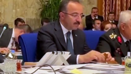 Soylu kavga ederken yardımcısı da simide peynir sürüp yedi