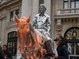 Klimaaktivisten attackieren Statue in Paris