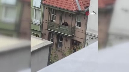 Bu kadarı da 'pes' dedirtti... Balkondan attığı televizyonu arkadaşlarıyla böyle çaldı