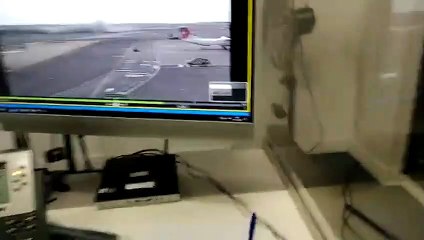 Havalimanına inen yolcu uçağı kamyonla çarpıştı