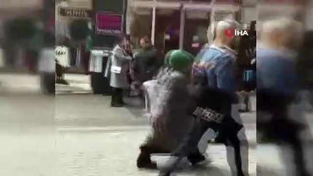 Bir kadın, erkek arkadaşına ceza olarak sokak ortasında şınav çektirdi