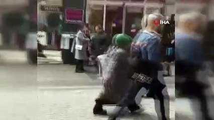 Bir kadın, erkek arkadaşına ceza olarak sokak ortasında şınav çektirdi