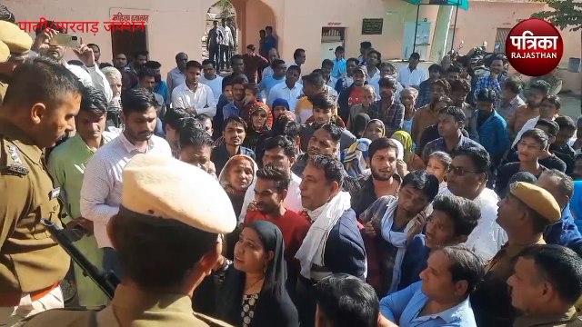 VIDEO : घायल युवक ने उपचार के दौरान तोड़ा दम, परिजनों व समाज के लोगों का थाने के बाहर विरोध-प्रदर्शन