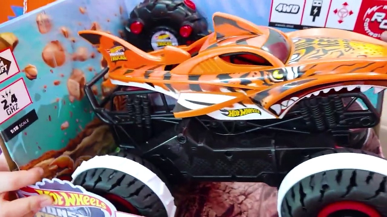 يستمتع فلاد ونيكي بألعاب Hot Wheels Monster Truck RC الجديدة