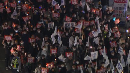 서울 도심 '尹 퇴진' 대규모 촛불집회...주최 측 "20만 명 모여" / YTN