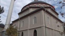 Başkent'te bulunan iki cami kimliği belirsiz bir kişi tarafından kundaklandı