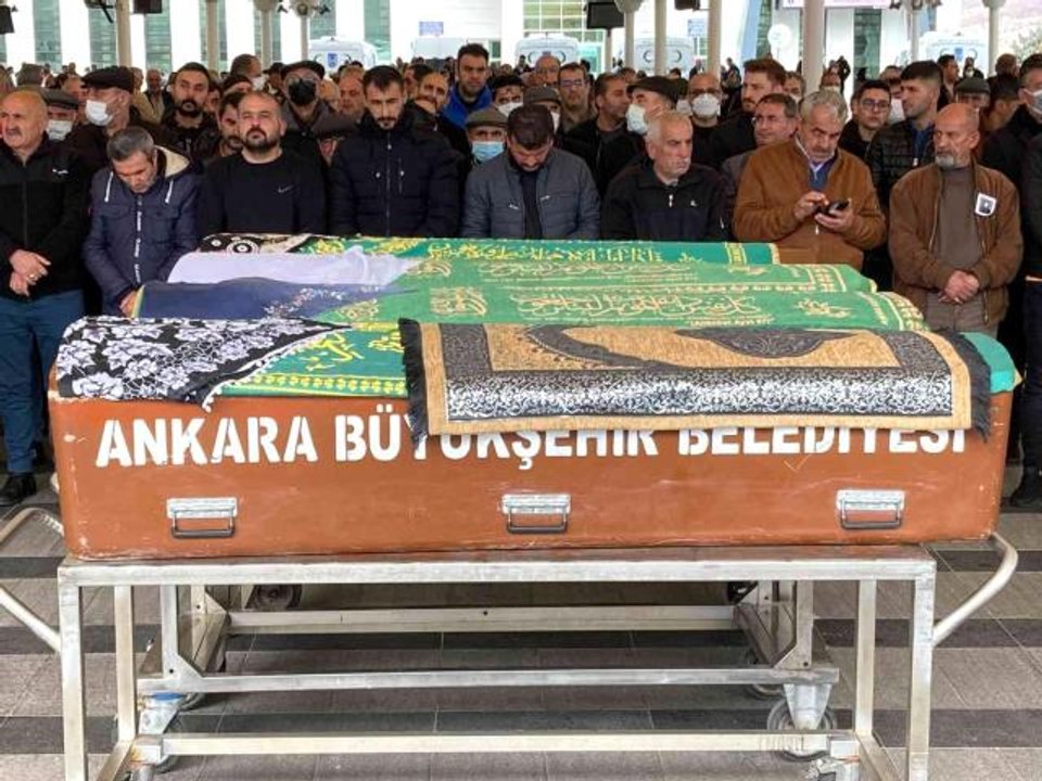 Eşini katlettikten sonra kendisini de yakarak ö...