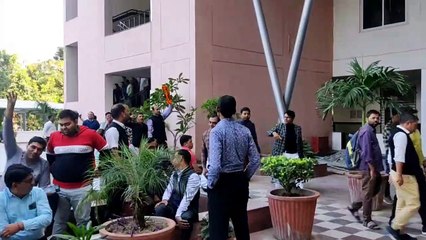 कर्मचारी सामूहिक अवकाश पर