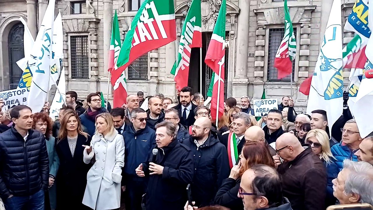 Milano, manifestazione centrodestra contro Area B: "Sala sospenda il provvedimento"