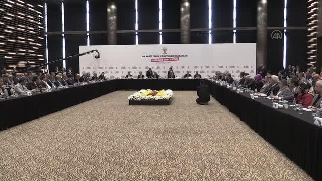 Özhaseki: (6'lı masa) Yemek menüleri daha çok merak edilir hale geldi ama ileriye yönelik bir cümle söyledikleri yok