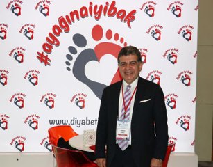 Diyabet Kongresine katılan doktorlardan kırmızı çorapla farkındalık hareketi