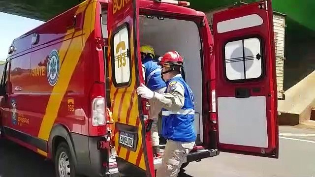 Adolescente que caiu do viaduto sofreu fraturas nas pernas e coluna