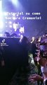 Cesare Cremonini bacia una fan durante il concerto. Il video è virale