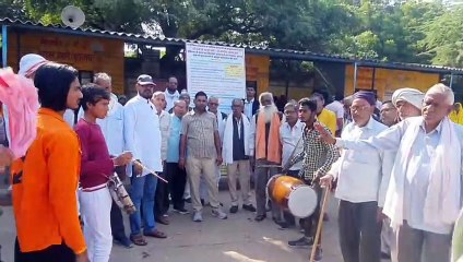 बस स्टैण्ड पर ढोल बजाकर रोडवेजकर्मियों ने सरकार को चेताया