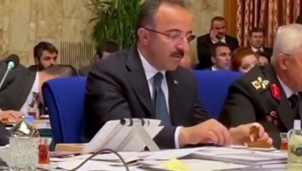 Soylu, HDP'lilerle tartışırken Çataklı'nın simide peynir sürüp yediği anlar gündem oldu