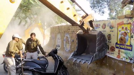 सीज करने के बाद भी रेस्टोरेंट खोला तो बुलडोजर से किया जमींदोज