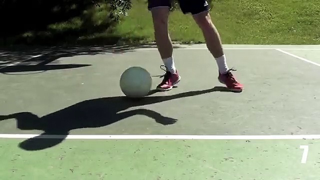 20 Fast Footwork Soccer Drills - 1000 Touches In 20 Minutes (1)