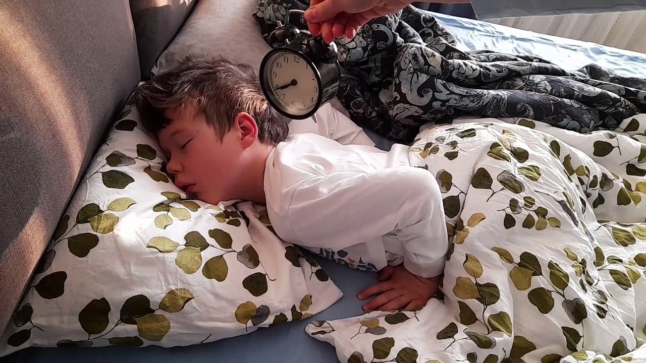 Kid Sleeps Through Alarm video Dailymotion