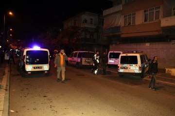 BİPOLAR BOZUKLUĞU HASTASI 3 POLİS İLE 1 BEKÇİYİ BIÇAKLADI, VURULARAK ETKİSİZ HALE GETİRİLDİ