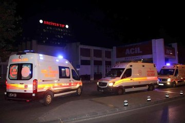 Sağlık ekibine yardım için giden ekipleri bıçakladı: 1'i bekçi 3'ü polis 4 yaralı