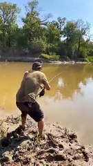 gila mancing monster ikan Arapaima jari hampir digigit
