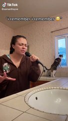 Se animó a cantar en el baño y su gato se llevó un gran susto al escucharla