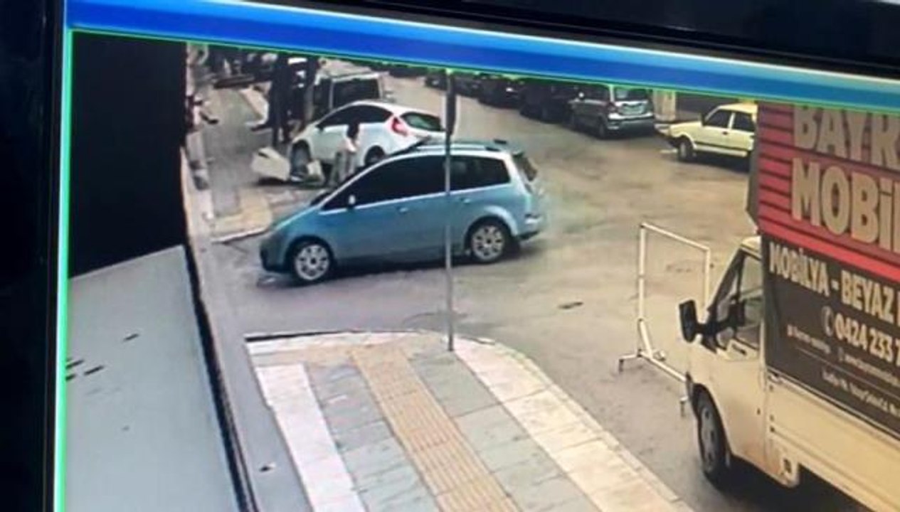 Çarpışan iki aracın arasında kalmaktan son anda böyle kurtuldu