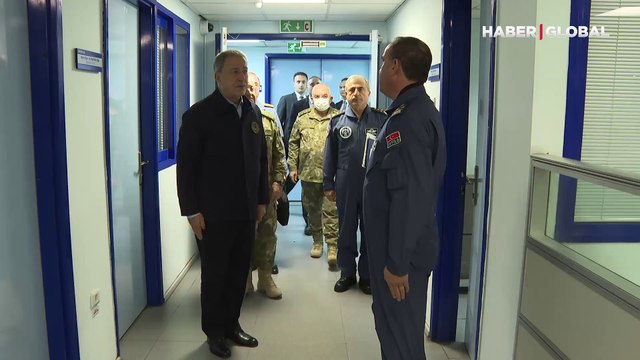 Bakan Akar'dan Pençe-Kılıç açıklaması: TSK'nın pençesi bir kez daha teröristlerin tepesindeydi