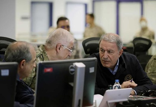 Bakan Akar, Pençe-Kılıç Hava Harekatı nı Hava Kuvvetleri Harekat Merkezinden sevk ve idare etti