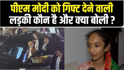 Kashi Tamil Sangamam: पीएम मोदी को रोड शो के दौरान दिया गिफ्ट, तो कुछ यूं आया रिएक्शन