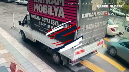 Çarpışan iki aracın arasında kalmaktan 'kıl payı' kurtuldu, neye uğradığını şaşırdı!
