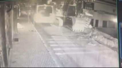 AVCILAR'DA İNŞAATIN TEMEL DUVARININ ÇÖKTÜĞÜ ANLAR KAMERADA