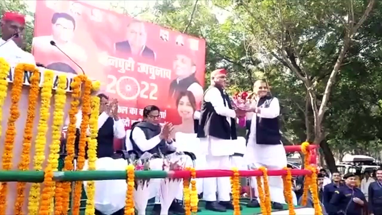 अखिलेश यादव ने मंच पर छुए शिवपाल के पैर, चाचा बोले- आपके कहने पर हम हुए एक, अब करना है ये काम